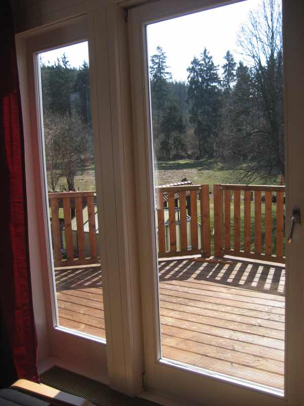 Großer Balkon (FeWo EG) mit Blick zum Waldrand